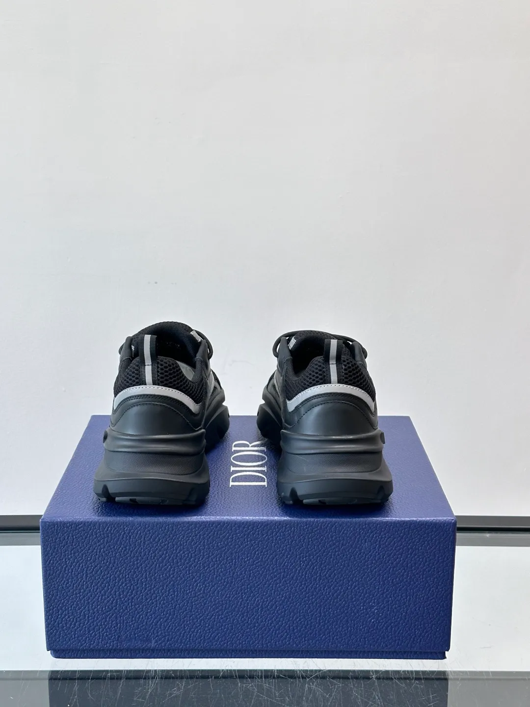 Men's shoes 💰p520 "Dior" B22 retro jogging shoes, inspired by classic jogging shoes, low-top thick sole design, cow leather + mesh fabric splicing, perfect texture and breathable. The black and white engraved rubber sole has great grip and comfort, and is OK for daily wear or sports! There is an embossed "CD" logo on the side of the shoe, which is low-key and recognizable. Rich colors, black and white, gray and blue, etc., versatile and fashionable, loved by European and American hip-hop circles and bloggers, a must-have for trendy wear size: 39-44 (customized at 45.46)